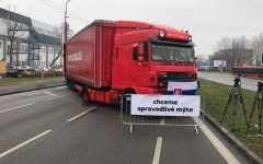 Autodopravcovia kvôli štrajku zablokovali pre nákladné vozidlá hraničný priechod v Šahách