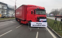 A fuvarozók lezárták a teherforgalom előtt az ipolysági határátkelőt