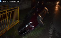 Ťažko opitý vodič s 3,23 promile alkoholu v dychu v obci Sikenica narazil do zaparkovaného vozidla