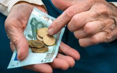 Vyplácanie dôchodkov a sociálnych dávok pod dohľadom opatrení