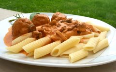 Betyáros húsgombócok gombás-tejszínes mártással