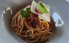 Máté Patrik: Paradicsompesztós spagetti napszárította paradicsomcsíkokkal és parmezánforgáccsal