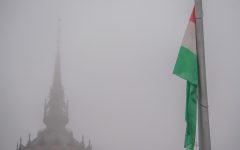 Október 23. – Felvonták a nemzeti lobogót a Parlament előtt