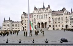 November 4. – Félárbócon a nemzeti lobogó az Országház előtt