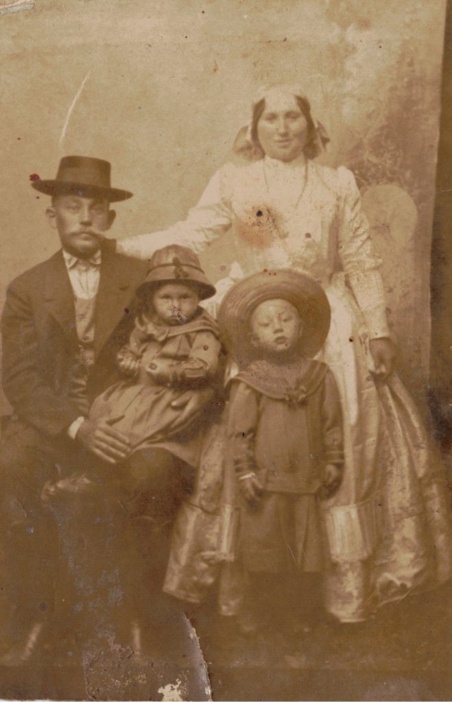 Popellár Géza családjával