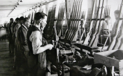 GORBACSOV LÁTOGATÁSA A BRNÓI FEGYVERGYÁRBAN