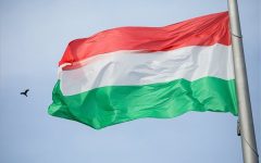 Március 15. – Felvonták a nemzeti lobogót az Országház előtt