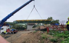 Történelmi pillanat: beillesztették a Helemba–Ipolydamásd közötti híd összekötő elemeit