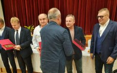 60. születésnapja alkalmából tüntette ki Sokol Lászlót a Lévai Területi Labdarúgó-szövetség