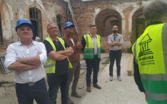 Terepszemlén ellenőrizte Zselíz városvezetése az Esterházy-kastély megkezdett felújítását